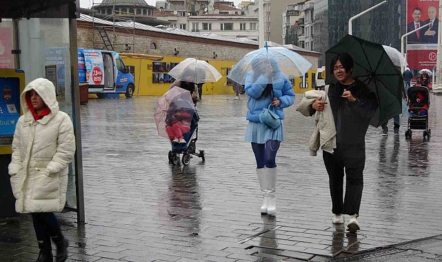 Taksim'de etkili olan sağanak yağış vatandaşlara zor anlar yaşattı