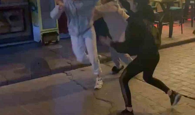 Taksim'de sevgilisini başkasıyla yakalayan kadın ortalığı birbirine kattı: Kavgaya erkekler müdahale etti