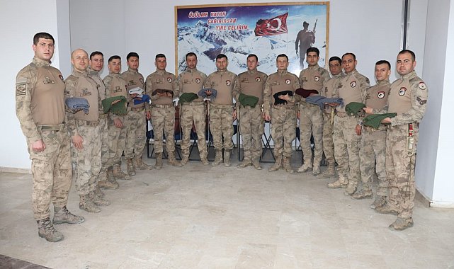 Tamam Teyze'den jandarmaya yün atkı jesti