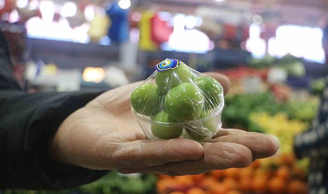 Taneyle satılan erik kasalarda muhafaza ediliyor