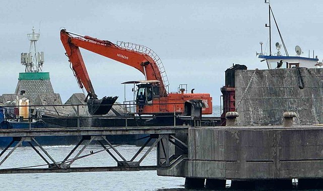 Tarak gemisi limanı temizlemeye devam ediyor