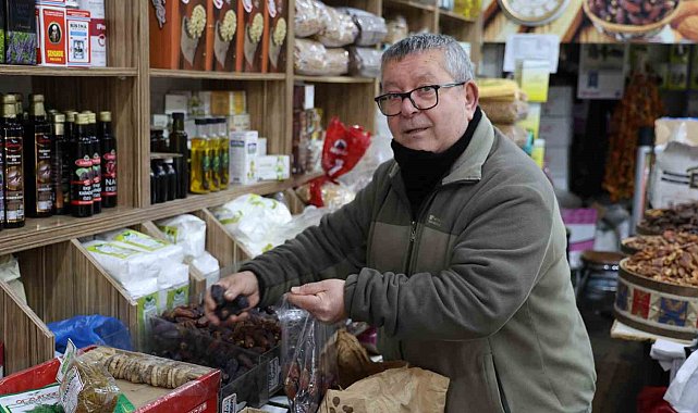 Tarihi çarşıda Ramazan'da hurma satışı arttı