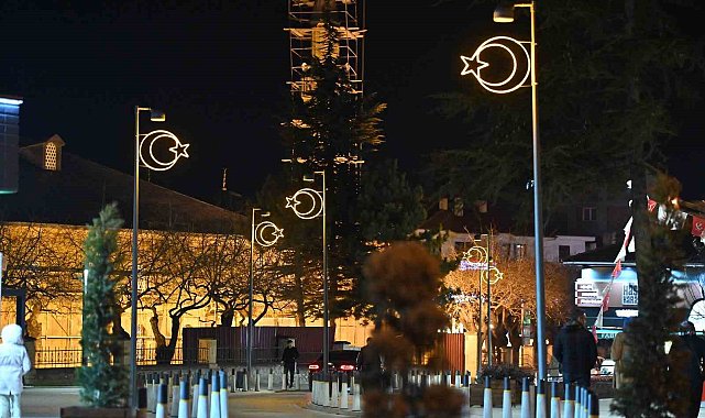 Tarihi Meydan "Ay-yıldız"lı aydınlatmalarla renklendi