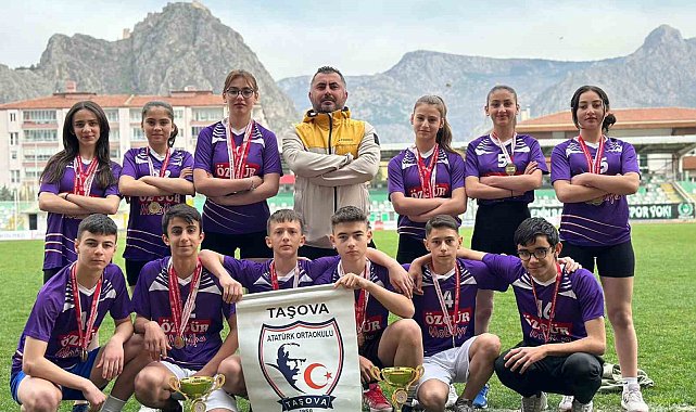 Taşova Atatürk Ortaokulu'ndan atletizmde 10 yılda 10 şampiyonluk