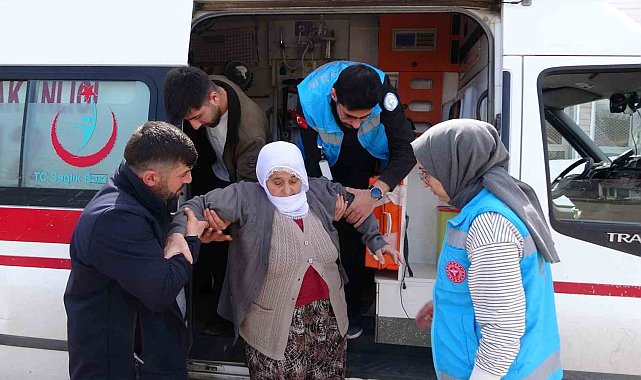 Tatvan'da 62 yaşındaki Sakine nine ambulansla oy kullandı