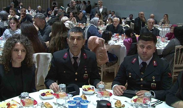 TBMM Milli Savunma Komisyonu Başkanı Hulisi Akar, Eyüpsultan'da şehit aileleri ve gazilerle iftar yaptı
