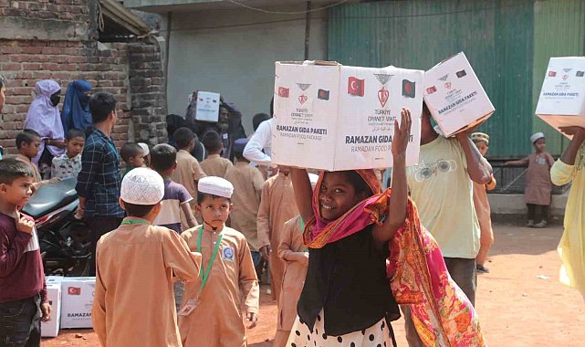 TDV'den Bangladeş'te İslam'ı seçen 100 aileye Ramazan kolileri