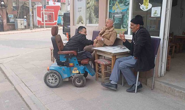 Tekerlekli sandalyesiyle kapı kapı gezip oy istiyor