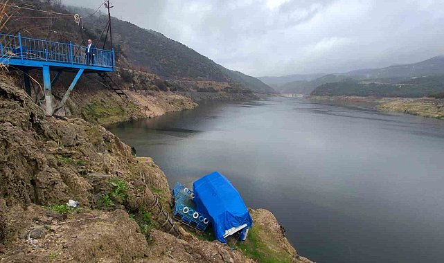Tekneyle gezilebilen barajda ürküten manzara