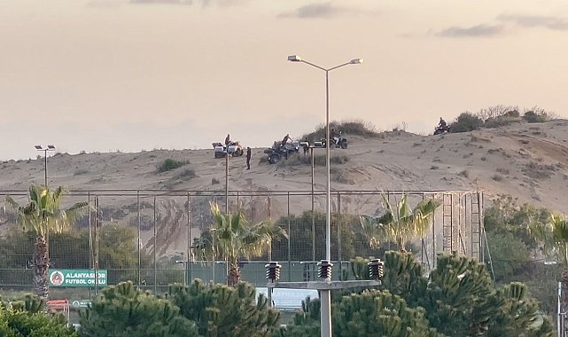 Tel örgüyle çevrili koruma altındaki sit alanında Off-Road yapıp kum zambaklarına zarar veriyorlar