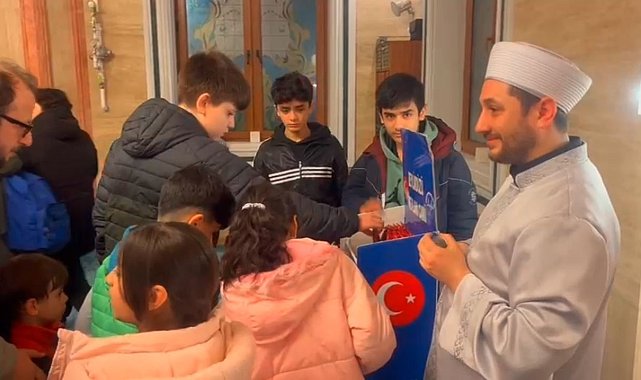 Teravih namazına gelen çocuklara gofret ve meyve suyu ikram edildi