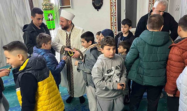 Teravih namazına giden çocuklara çikolata dağıtıldı