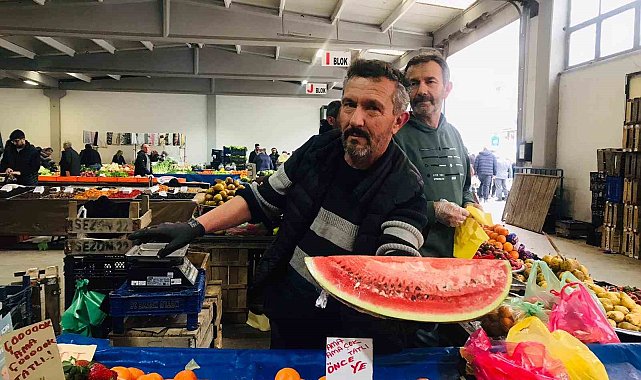 Tezgahta yerini alan yılın ilk karpuzu, dilimle satışa sunuldu