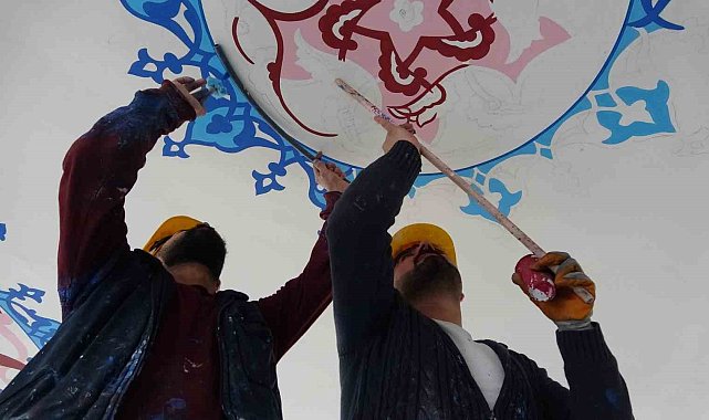Tıbbiye Camii'nin duvarlarına Osmanlı ve Rûmî motifleri işleniyor