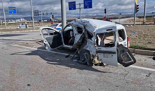 Tır ile hafif ticari araç çarpıştı: 1 yaralı