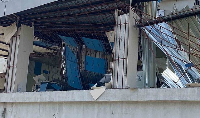Tırın çarptığı otelin demir gölgeliği çöktü, 2 otomobil zarar gördü
