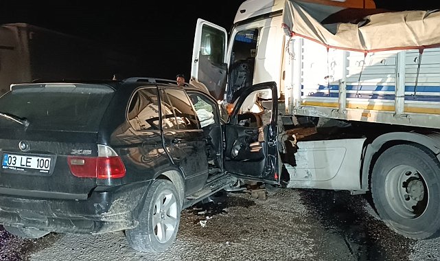 Tırla çarpışan otomobilde 3'ü polis memuru 4 kişi yaralandı