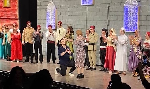 Tiyatro oyununda ilginç anlar: Sahneye koşup evlilik teklif etti