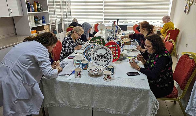 Tokat'ta kadınlar çini sanatıyla hem hobi hem meslek ediniyor