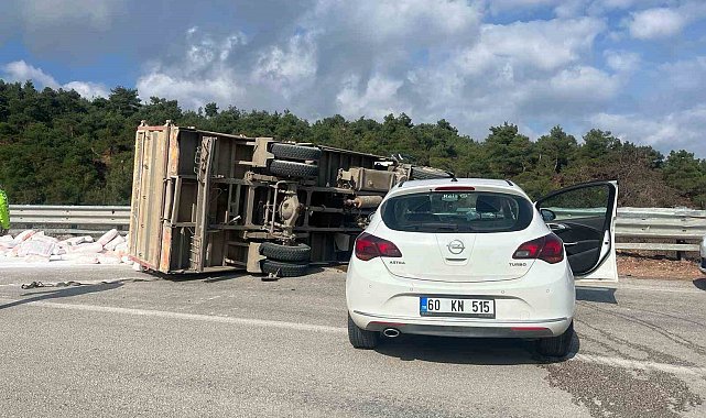 Tokat'ta kamyon ile otomobil çarpıştı: 3 yaralı