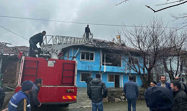 Tokat'ta mumdan çıkan yangın evi kullanılamaz hale getirdi