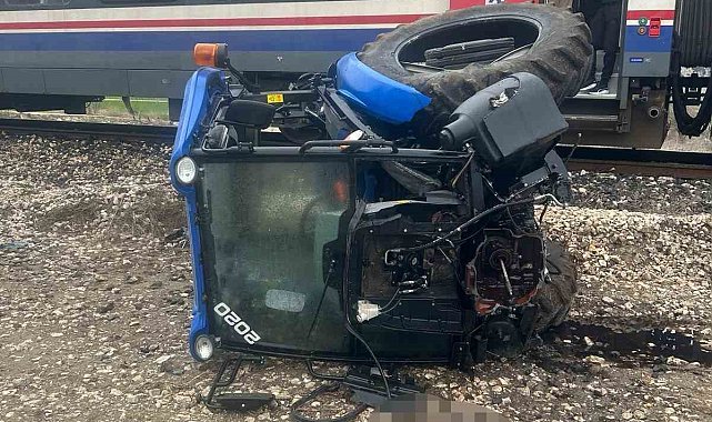 Traktör ile yolcu treni çarpıştı: 1 ağır yaralı