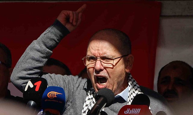 Tunus'ta binlerce kişi hükümeti protesto etti