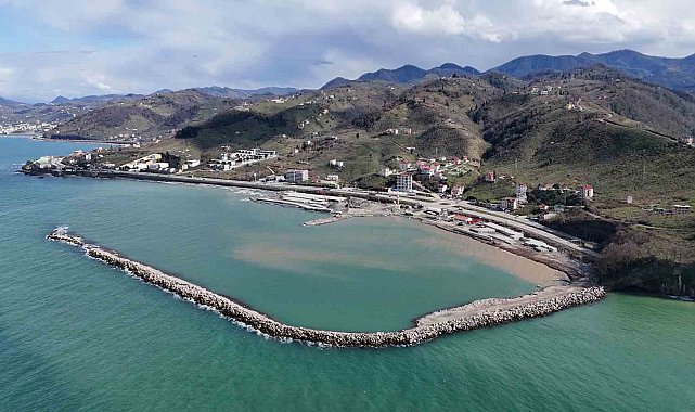 Türkiye'nin en büyük balıkçı barınağının inşaatı sürüyor