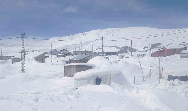 Türkiye'nin en yüksek rakımlı köyüyle ulaşım kesildi