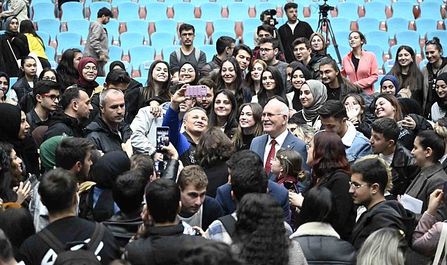 Türkiye'nin ilk astronotu Gezeravcı Uşak'ta gençlerle buluştu