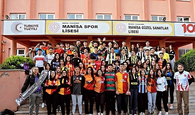 Tuttukları takımların formalarıyla okula geldiler