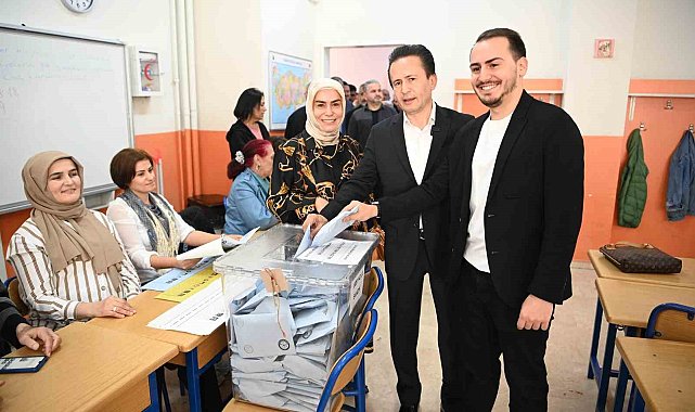 Tuzla Belediye Başkanı Dr. Şadi Yazıcı, oyunu ailesi ile birlikte kullandı