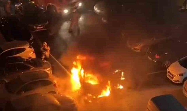 Tuzla'da park halindeki araç alev alev yandı