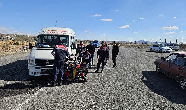 U dönüşü yapan motosiklete minibüsün çarptığı kaza kamerada: 1 ölü