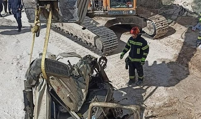 Uçurma yuvarlanan kamyonun sürücüsü öldü