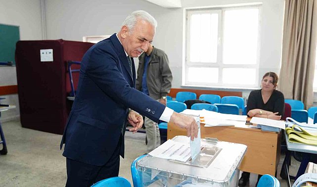 Ümraniye Belediye Başkanı İsmet Yıldırım, oyunu kullandı