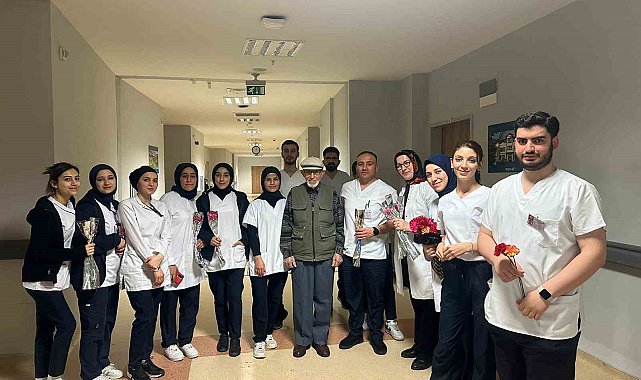 Üniversite öğrencileri hastanede tedavi gören yaşlılara karanfil dağıttı