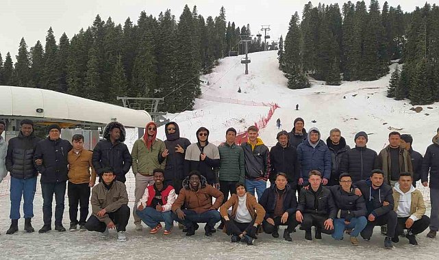 Üniversite öğrencileri Ilgaz Dağı'nda karın tadını çıkardı