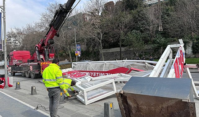 Üsküdar'da vinç çarptı, demir platform yola devrildi