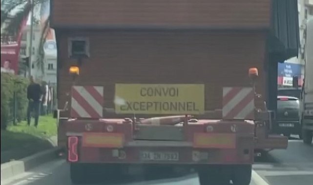 Üzerinde taşınabilir ev olan tır, üst geçit altında sıkıştı