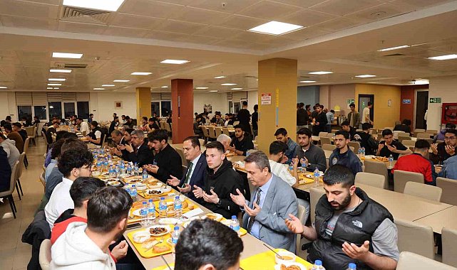 Vali Akbıyık, KYK öğrencileri ile iftar yaptı