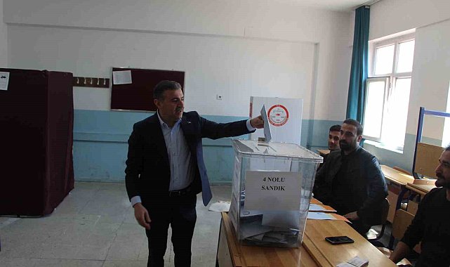 Vali Cevdet Atay ve Başkan Mehmet Yarka oylarını kullandı