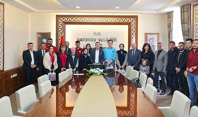 Vali Eldivan başarılı öğrencileri ağırladı