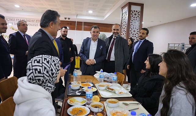 Vali Eldivan KYK'lı gençlerin iftar sofrasına konuk oldu