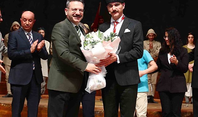 Vali Hüseyin Aksoy, "Cumhuriyete Doğru" adlı tiyatro oyunu büyük ilgi ile izledi