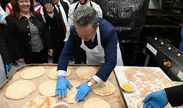 Vali Ünlü, öğrencilere Ramazan pidesi yaptı