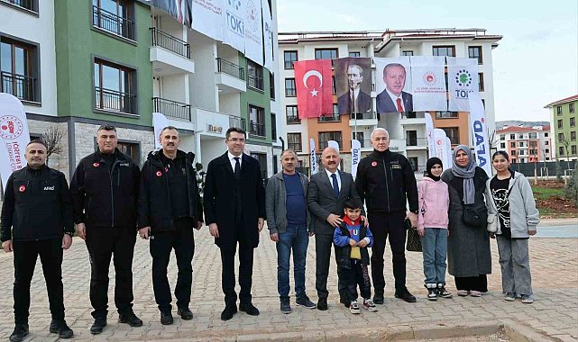 Vali Varol, kalıcı deprem konutlarını inceledi