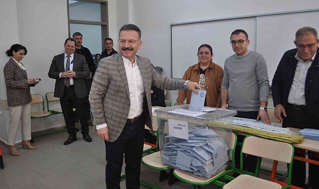 Valisi Hüseyin Aksoy eşiyle birlikte sandık başına gitti