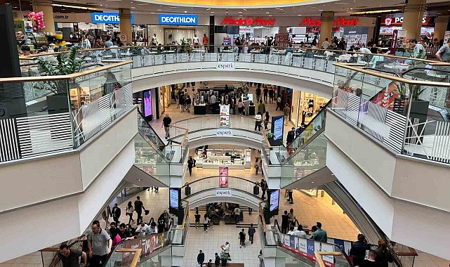Vatandaşlar seçimin ardından alışveriş merkezlerine akın etti