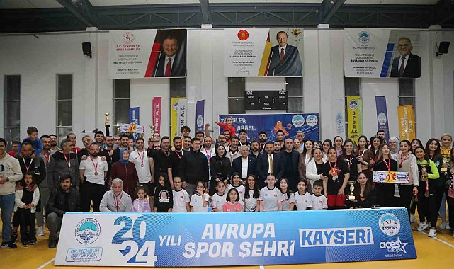 Voleybol turnuvasında dereceye giren takımlara ödülleri veridi